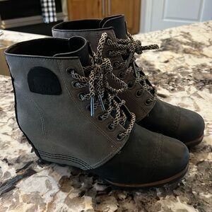 *LIKE NEW* Sorel Lace Up Wedge Boots 9